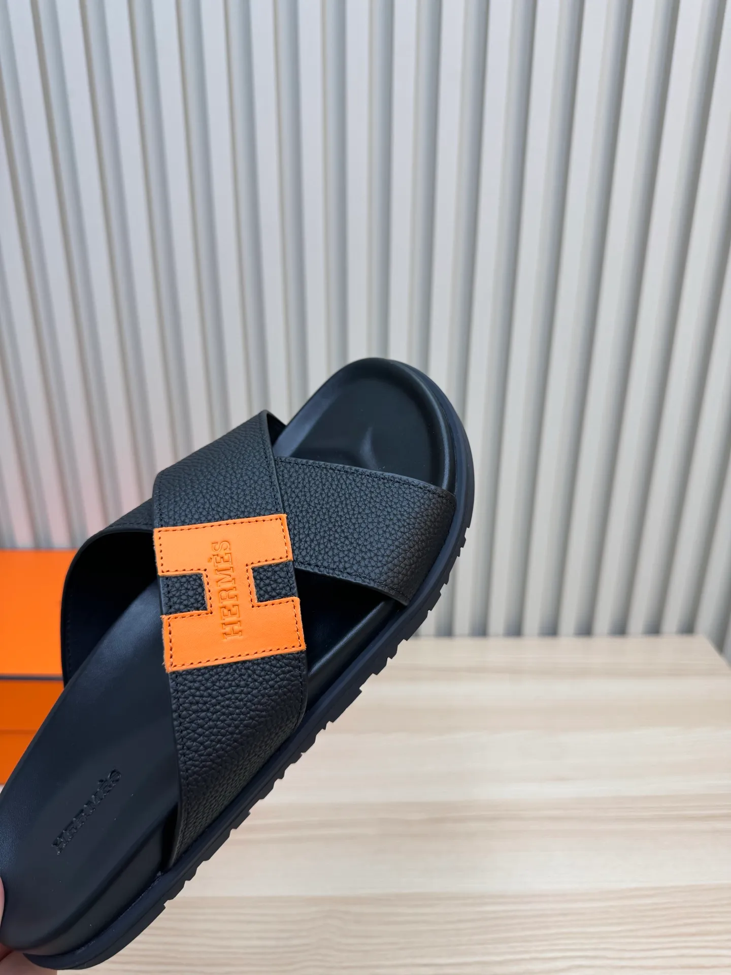 🅿️300💰Couple style 25 latest cross-slippers Hermes 🐎The extremely popular couple style second uncle slippers/latest hardware buckle sandals and slippers, paired with various colorful socks, so trendy!           ———————— Upper: Imported pebbled cowhide Lining: Imported cowhide Outsole: Tpu non-slip and wear-resistant outsole Female size: 35-42 (40.41.42 non-refundable and non-exchangeable) Male size: 39-46 (45.46 non-refundable and non-exchangeable) Long-term spot Couple model 37-46